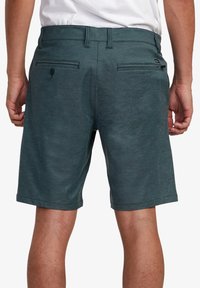 Mörk teal shorts för män med en klassisk passform, slät textur och två bakfickor med knappstängning.