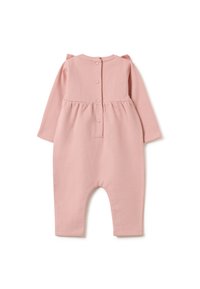 Romper de bebé de manga larga en un suave tono rosa, con botones a presión en la parte posterior y detalles de volantes en las costuras de los hombros.