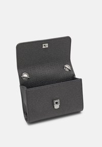 Portafoglio nero con texture, design pieghevole, dotato di chiusura a pressione e due inserti metallici. L'interno presenta un compartimento.
