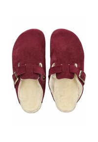 Burgundské semišové dřeváky se dvěma nastavitelnými sponami a měkkým krémovým kožíškem uvnitř, s kulatou špičkou a otevřeným designem vzadu.