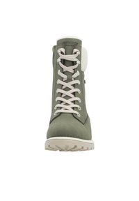 Bota impermeable verde con suela de goma texturada, cordones blancos y un cuello de peluche. Presenta una etiqueta de marca y un tobillo acolchado para mayor comodidad.