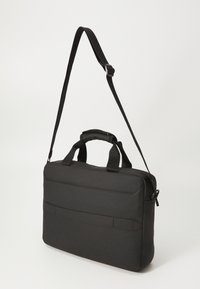 Crna torba za laptop od glatkog materijala, s dva ručka za nošenje, podesivim remenom za rame i zatvaranjem na patentni zatvarač.