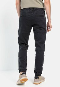 Sorte cargo bukser med tapered fit, elastiske manchetter og flere lommer. Fremstillet af slidstærkt stof med forstærkede syninger.