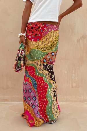 Maxi rok van levendig, meerkleurig stof in rood, groen, geel en blauw. Wordt geleverd met een bijpassende tas met print en gedurfde prints.