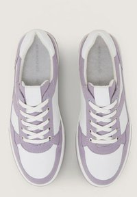 Sneakers viola e bianchi con tessuto testurizzato, design con lacci e punta rotonda, dotati di colletto imbottito e pannelli laterali a contrasto.