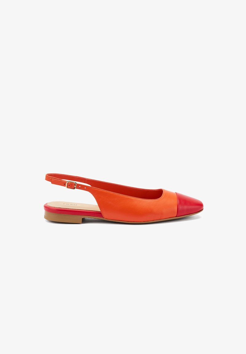 Scarpa flat in pelle rossa e arancione con punta affusolata e design slingback; presenta una suola piatta e un cappuccio per la punta a blocchi di colore in contrasto.