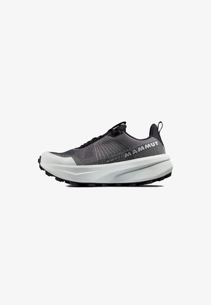 Schwarzer Sportschuh mit einem Mesh-Obermaterial, weißer gepolsterter Sohle und robustem schwarzen Außensohle. Verfügt über eine Ziehschlaufe und ein minimalistisches Schnürsystem.