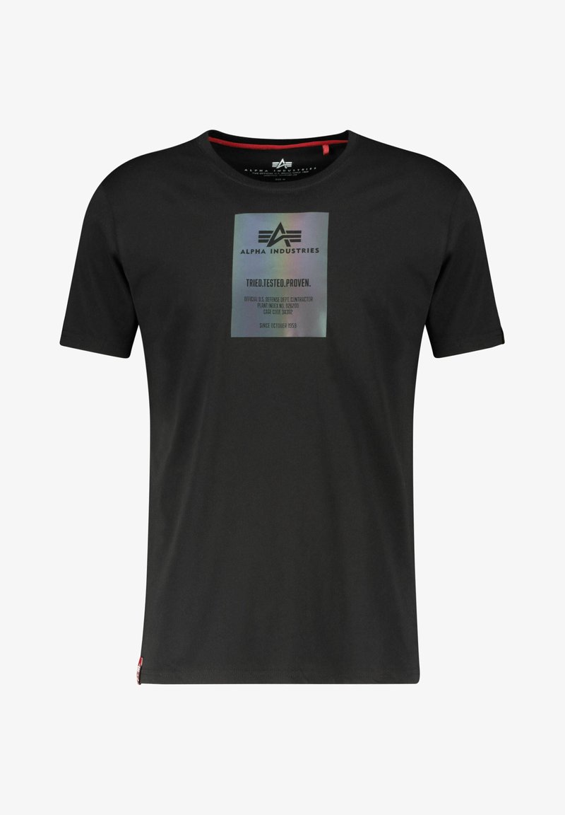 Schwarzes Baumwoll-T-Shirt mit Rundhalsausschnitt, kurzen Ärmeln und einem reflektierenden Grafiketikett mit Marken- und Testaussagen auf der Vorderseite.