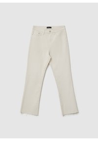 Jean beige clair à coupe droite, ourlet brut, bouton devant, fermeture éclair et style cinq poches, posé à plat sur un fond blanc.