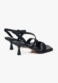 Zwarte hoge hakken sandalen met een vierkante neus en meerdere bandjes. Inclusief een chunky, hoekige hak en een gladde textuur.