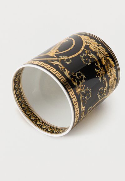 Μαύρο κεραμικό φλιτζάνι με περίτεχνα χρυσά μπαρόκ και μοτίβα ελληνικού κλειδιού, εμφανίζεται σε κλίση με ορατό το εσωτερικό.