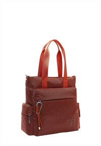 Sarkana austā tekstila somiņa ar diviem rokturiem, ārējām kabatām un metāla skavas akcentu. Ir taisnstūra formas un teksturēta virsma.