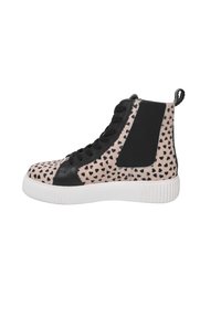 Hohe Sneakers mit einem pinken und schwarzen gepunkteten Muster, schwarzer elastischer Seitenpartie, schwarzen Schnürsenkeln und weißer Gummisohle.