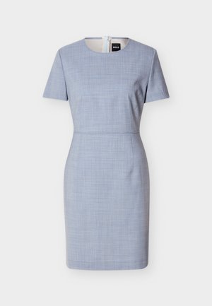 Světle modré šaty po kolena s krátkými rukávy, kulatým výstřihem, jemným texturovaným vzorem a viditelným zadním zipem s označením značky BOSS.