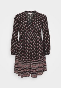 Mustapuku pitkähihaisilla, jossa on valkoisia ja punaisia kukkakuoseja, ja helma, jossa on koristeellinen nauha monimutkaisilla kuvioilla.