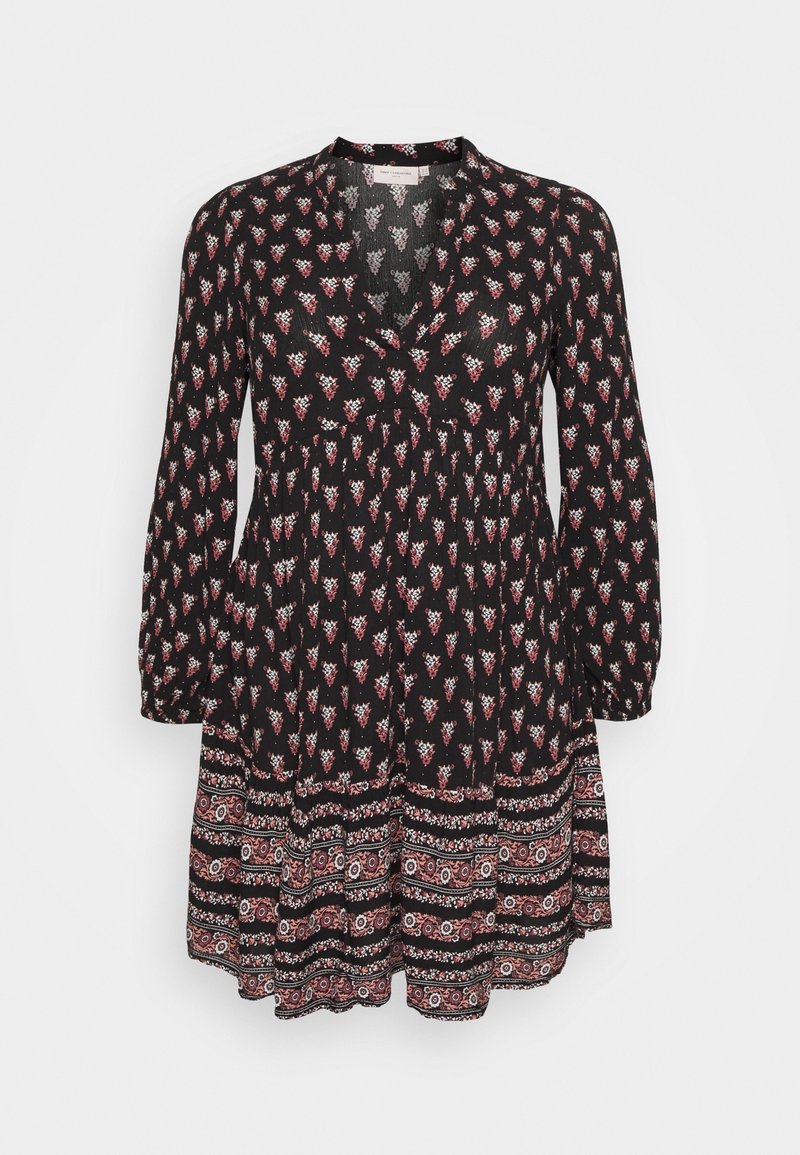 Mustapuku pitkähihaisilla, jossa on valkoisia ja punaisia kukkakuoseja, ja helma, jossa on koristeellinen nauha monimutkaisilla kuvioilla.