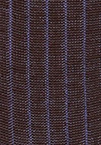 Tessuto lavorato a maglia di colore marrone scuro con strisce verticali in lavanda, che creano un motivo testurizzato. Texture morbida, adatta a diverse applicazioni tessili.