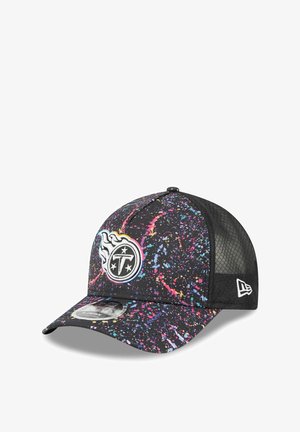 Cappellino con retro in rete nera e parte frontale decorata con un motivo splatter colorato. Patched con logo sulla parte frontale. Visiera curvata. Vestibilità regolabile.