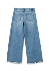Jeans de pierna ancha en azul claro con dobladillo deshilachado, hechos de denim, con dos bolsillos traseros y una cinturilla de altura media.