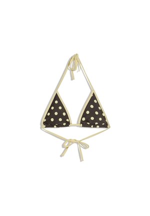 Top de bikini negru în formă de triunghi cu buline mari albe și bretele bej legate la gât și la spate, expus pe fundal alb.