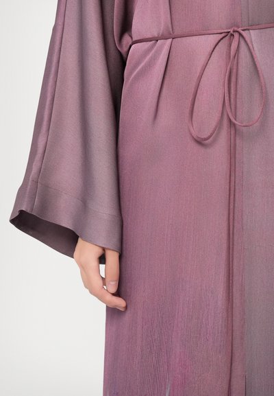 Robe a maniche lunghe in sfumature di viola, caratterizzata da una texture morbida, vita cintata e vestibilità ampia con maniche larghe.