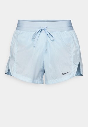 Shorts de sport bleu clair en matériau léger, avec une taille élastique équipée d'un cordon de serrage, des fentes latérales et un petit logo noir.