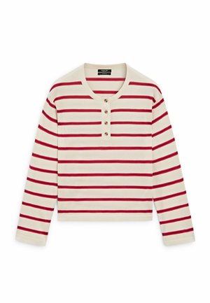 Crèmekleurig hemd met lange mouwen en horizontale rode strepen, een ronde halslijn en drie houten knopen op de voorkant.