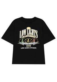 Černé bavlněné tričko s krátkými rukávy s vícebarevným textem: "LOW LIGHTS CHAMPIONSHIP 1999" a "LOW LIGHTS STUDIOS."