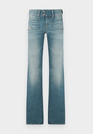 Jean fluide bleu clair en denim. Comprend deux poches avant et une fermeture à bouton. Le dégradé le long des jambes ajoute de la texture et de la profondeur.
