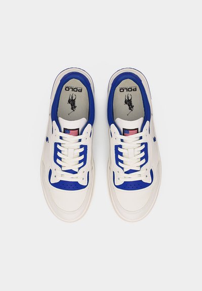 Baskets Polo Ralph Lauren blanches et bleues avec lacets et détail du drapeau américain sur la languette, vues de dessus sur un fond blanc.