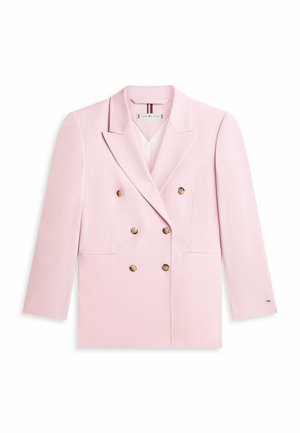 Hellrosa doppelreihiger Blazer mit sechs braunen Knöpfen, Revers mit Kerbe und zwei Vordertaschen, flach auf weißem Hintergrund liegend.