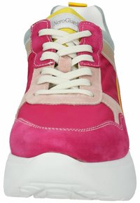 Lyserøde ruskinds sneakers med hvide snørebånd, grå og gule accenter, der har en tyk hvid sål. Inkluderer et logo på tungen.