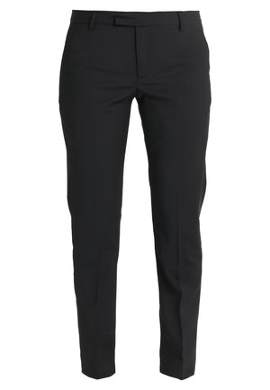 Pantalones negros a medida hechos de una tela suave, con un corte slim, perneras rectas, bolsillos laterales y un frente plano con cierre de cremallera.
