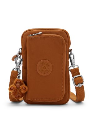 Kleine rechteckige braune Umhängetasche mit Vordertasche, silbernen Verschlüssen, verstellbarem Riemen und kleinem Plüsch-Schlüsselanhänger.