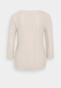 Stickad tröja i ljusbeige med trekvartsärmar och en central flätedesign som löper ner längs ryggen. Mjuk textur och ribbade kanter.