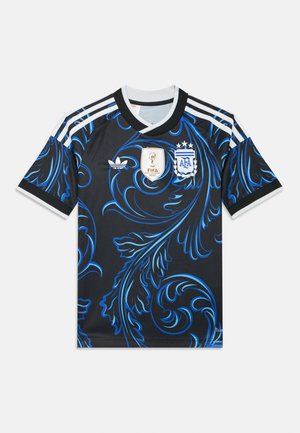 Czarny strój piłkarski z niebieskimi wirującymi wzorami, paskami Adidas na rękawach, logo FIFA i herbem Argentyny. Wykonany z lekkiego materiału.