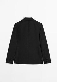 Černý džínový blazer s výstřihem, dlouhými rukávy a hladkou strukturou. Obsahuje knoflíkové manžety a čistý, minimalistický design.
