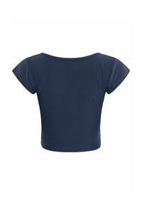 Navy plavi kratki top s kratkim kap sleeves, okruglim izrezom i glatkom, rastezljivom tkaninom. Jednostavan dizajn bez vidljivih uzoraka ili naglasaka.