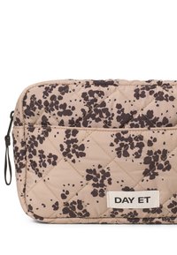 Geplottete Stofftasche in hellbeige mit dunklem Blumenmuster. Verfügt über eine Vordertasche und ein Markenlabel mit "DAY ET", das aufgestickt ist.