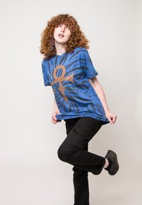 Paradiso Clothing PRINCE GOLD SYMBOL DIP DYE - Print T-shirt - purple