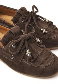 Braune Wildleder-Mokassinschuhe mit fransigen Details, Schnürverschluss, Metallelementen und einer weichen Textur. Leicht und mit einer runden Zehenform.