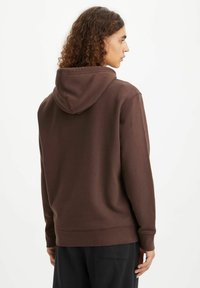 Levi's® STANDARD GRAPHIC BW SSNL - Felpa con cappuccio - hot fudge - black