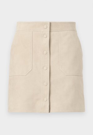 Bež mini krilo iz semiša z zapenjanjem spredaj na pritrdilne gumbe in dvema velikima sprednjima žepoma, ravnega kroja z všitimi detajli.