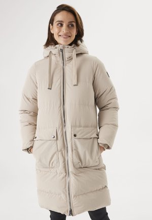 Beige Daunenjacke mit Kapuze, ausgestattet mit einem Reißverschluss, zwei Vordertaschen und einem gesteppten Design zur Isolierung. Glatte Textur, mittellang.