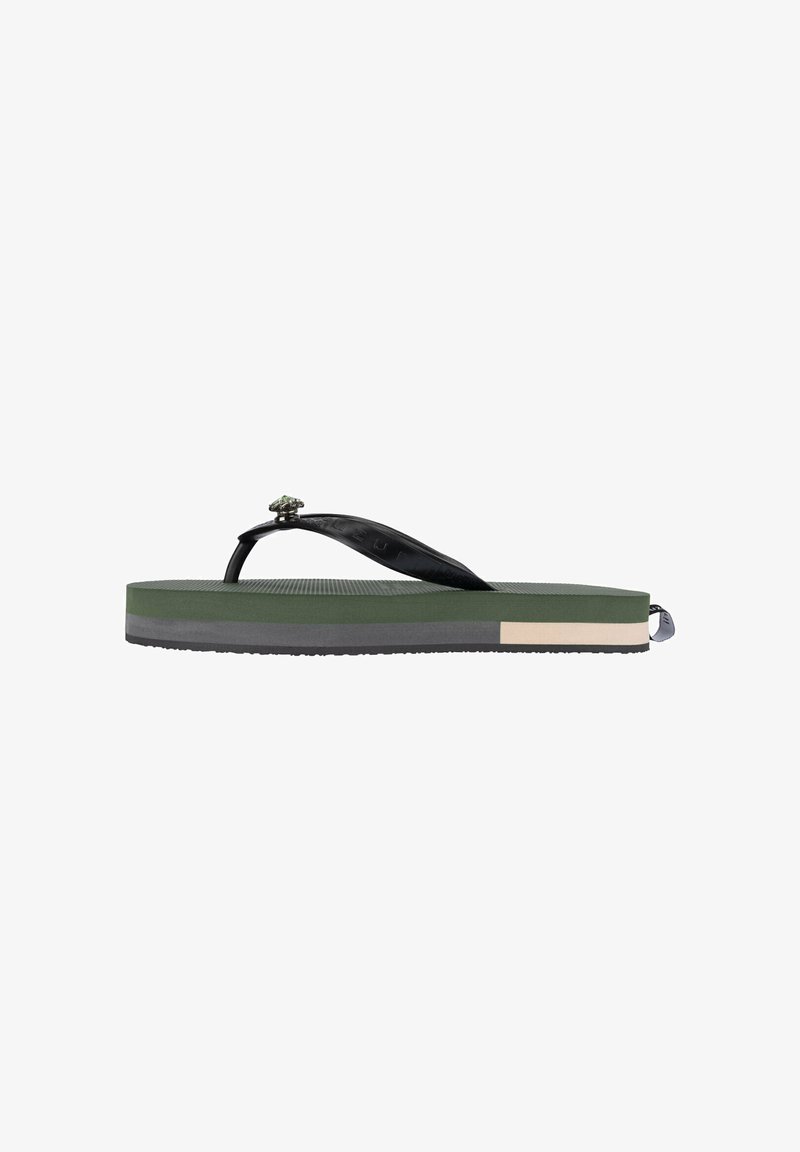 Zwarte flip-flop sandaal met een textuur op de groene binnenzool, gelaagd zool in groen, grijs en crème, met een decoratieve accent op de strap.