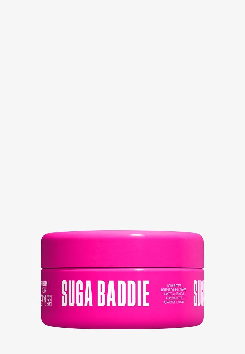 Felroze ronde container met het label SUGA BADDIE body butter in witte tekst op een effen witte achtergrond.
