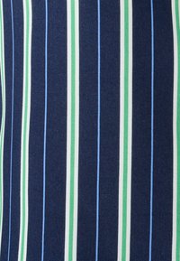 Tissu bleu marine avec des rayures verticales en bleu clair, vert et blanc. Texture lisse avec une apparence légèrement extensible.