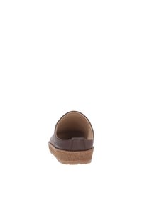 Scarpa slip-on in pelle marrone con suola in sughero, forma non appuntita e texture liscia. Presenta un design senza tallone e un lieve tacco.