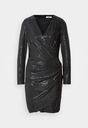 Mustmustäppne, millel on põimitud disain, pikad varrukad, sügav V-kaelus ja kokkusurutud aksent vööl. Sujuv tekstuur ja sära.