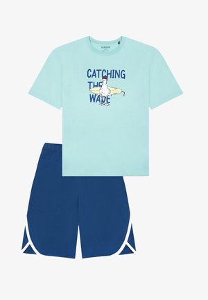 Hellblaues Baumwoll-T-Shirt mit einer Grafik eines Vogels auf einem Surfbrett und marineblaue Shorts mit weißen Akzenten und sportlichem Schnitt.